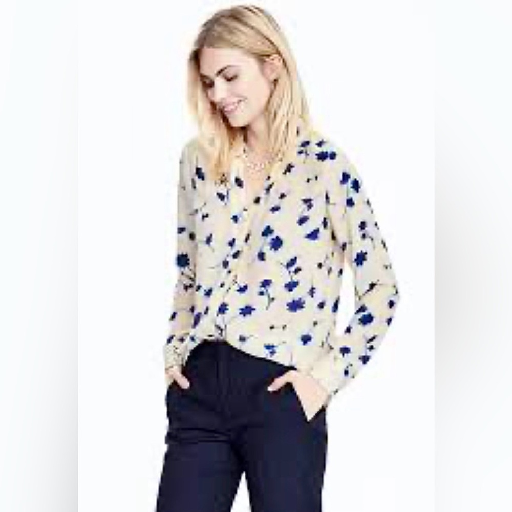 Beautiful Banana Republic Blue and White Floral Print Blouse - Picture 2 of 8